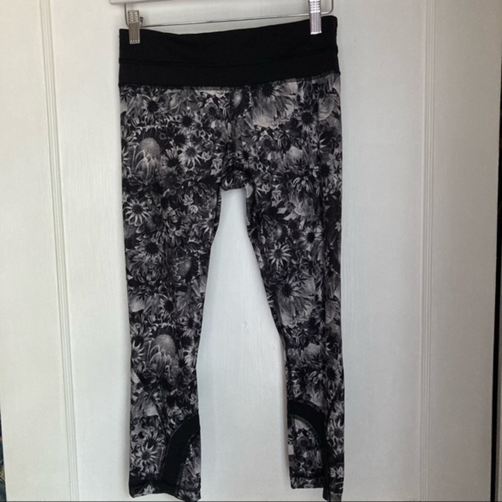Lululemon Cropped Leggings Black & White Floral Size 4